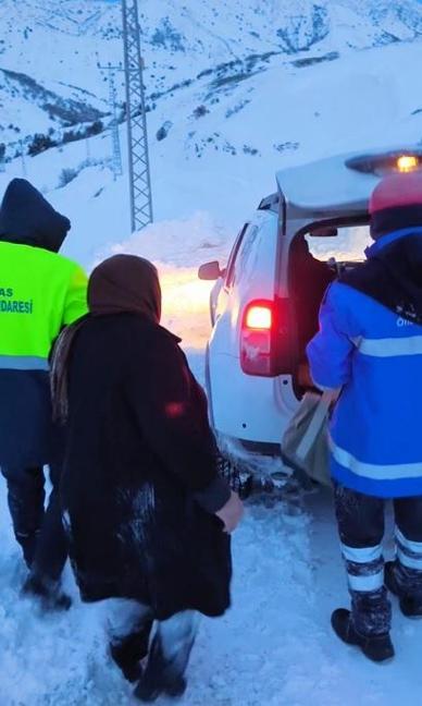 Yolu kapanan köydeki kanser hastası kadına ekipler 5 saatte ulaştı