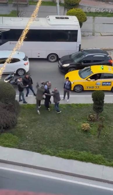 Sultangazi’de kemerli yumruklu trafik kavgası kamerada