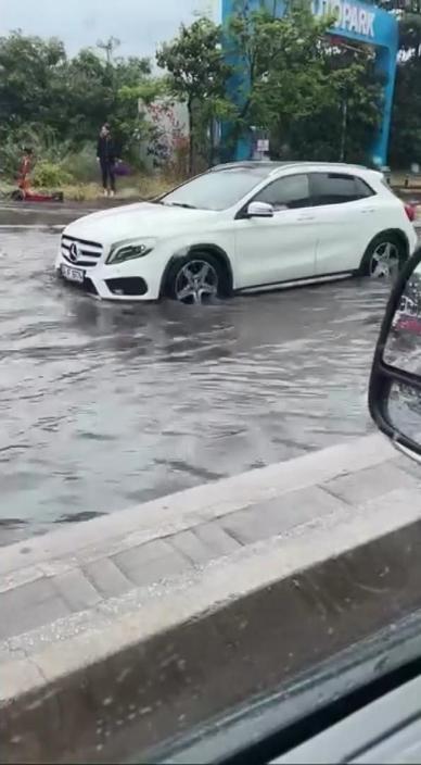 Kadıköy’de yağmur etkili oluyor; yollar göle döndü