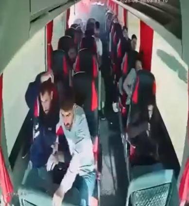 Yolcu otobüsünün tali yoldan çıkan kamyonete çarptığı kaza kamerada