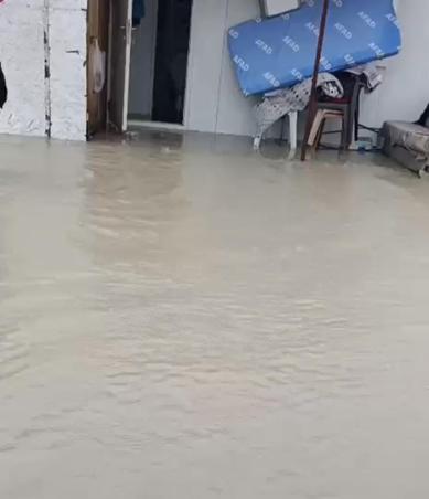 Hatayda şiddetli yağış; yollar göle döndü, evleri su bastı