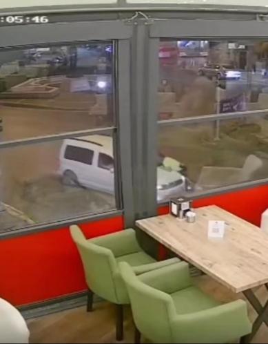 İzmirde alkollü sürücü polis memurunu aracın kaputunda 500 metre sürükledi