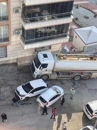 Batmanda freni boşalan tanker 8 araca çarptı