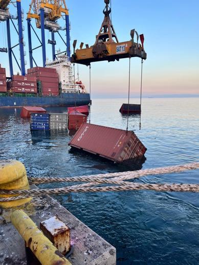 Ambarlı Limanında yük gemisinden 28 konteyner denize düştü