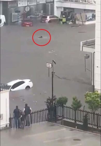 Ankarada sağanak; yolu su bastı, minibüstekiler iş makinesiyle kurtarıldı