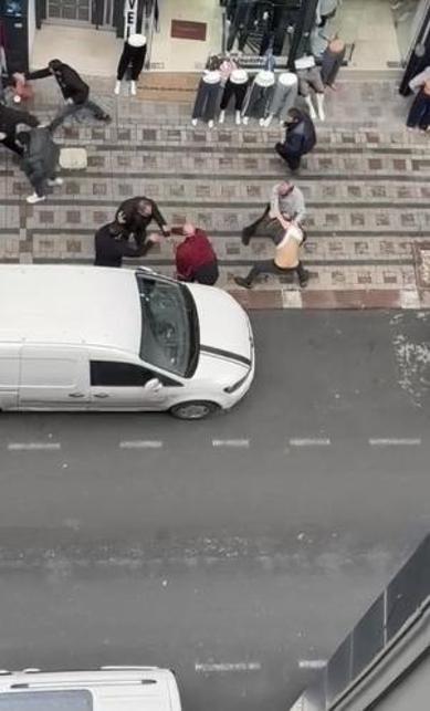 Zeytinburnunda park yeri nedeniyle çıkan silahlı kavga kamerada: 1 ölü