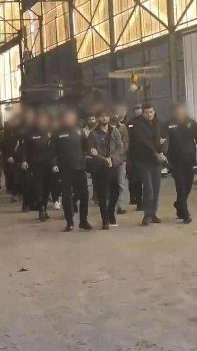 17 kaçak göçmene barınma ve iş imkanı sağlayan 2 şüpheliye gözaltı