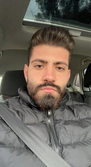 Depremde ölen kardeşinin kep ve cübbesini giyip diplomasını aldı