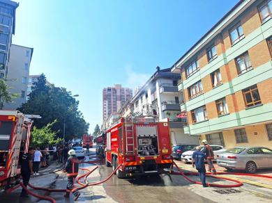 Yangında mahsur kalan çocuk, üzerine su döküp, ıslak bezlerle alevlerden korundu