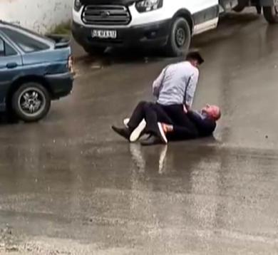 Kendisine silah doğrultan kayınpederine müdahale etti; o anlar kamerada