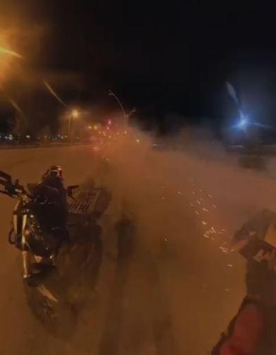 Havai fişekleri peş peşe arkadaşlarının üzerine ateşledi, o anlar kamerada