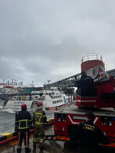 Gemide mahsur kalan 6 personel, sepetli merdivenle kurtarıldı