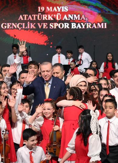 Cumhurbaşkanı Erdoğan ve eşi Emine Erdoğan, Cumhurbaşkanlığı Çocuk Orkestrası ve Korosu konserine katıldı