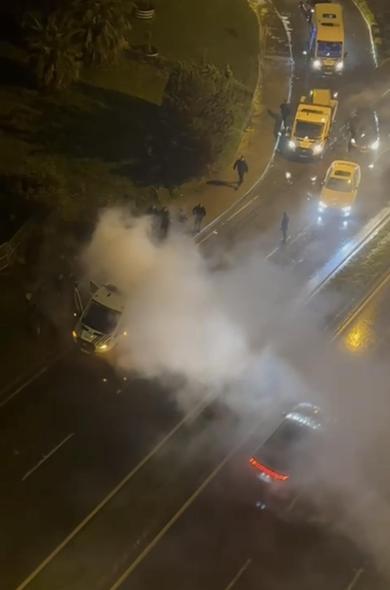 Kartalda seyyar satıcı zabıta aracını ateşe verdi
