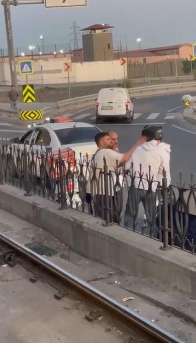 Gaziosmanpaşada ayırmaya çalıştığı trafik kavgasında kuryeye sinirlenip darbetti