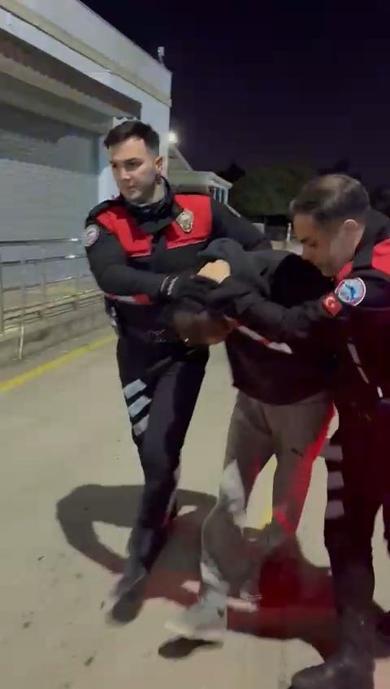 Küfürleştiği arkadaşını tabanca ile yaraladı