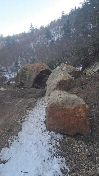 Karabükte köy yolunda heyelan