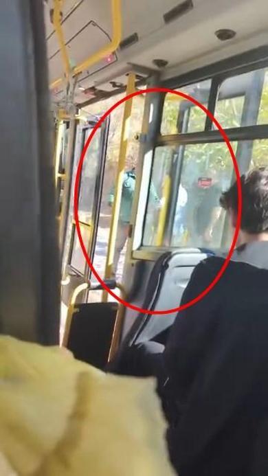 Minibüs şoförü ile yolcunun durak kavgası kamerada
