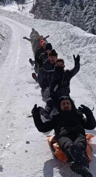 Kamyonete bağlanan ipe tutturulan şambrellerin üzerine oturup kaydılar