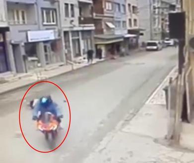 Yayaya çarpan motosikletli kaza sonrası kaçtı; o anlar kamerada