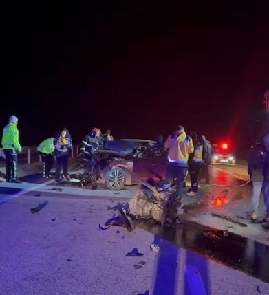 Çanakkalede 2 otomobil çarpıştı: 5 ölü, 1 yaralı