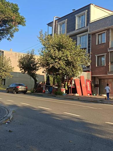 Otomobille çarpıp üzerinden geçtiği genç kız ağır yaralandı; o anlar kamerada