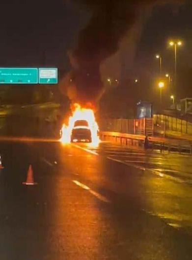 15 Temmuz Şehitler Köprüsünde otomobil alev alev yandı