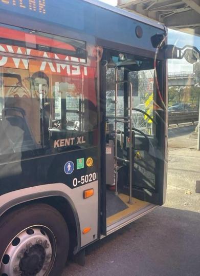 Küçükçekmecede 2 metrobüsün çarpıştığı kazada 1 yolcu yaralandı