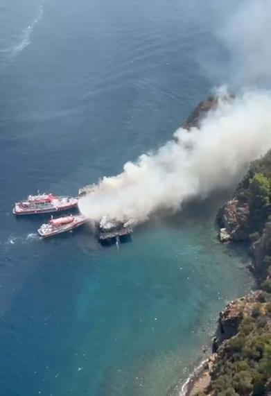 Fethiye’de koydaki tekne yandı, 115 yolcu suya atladı