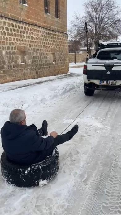 Mardin’de kar, kimine çile, kimine eğlence oldu