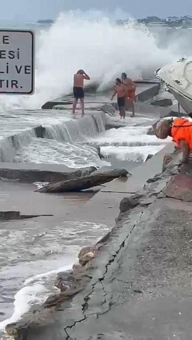 Kadıköy’de denizdeki dalgaların çarptığı 3 yüzücünün kayalıklara düştüğü anlar kamerada