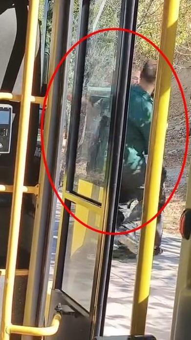 Minibüs şoförü ile yolcunun durak kavgası kamerada