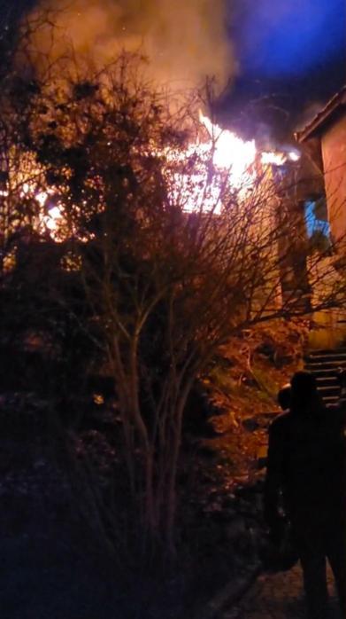 Eyüpsultan’da motosikletlilerin yangınla mücadelesi: Ev sakinlerinin hayatlarını kurtardılar