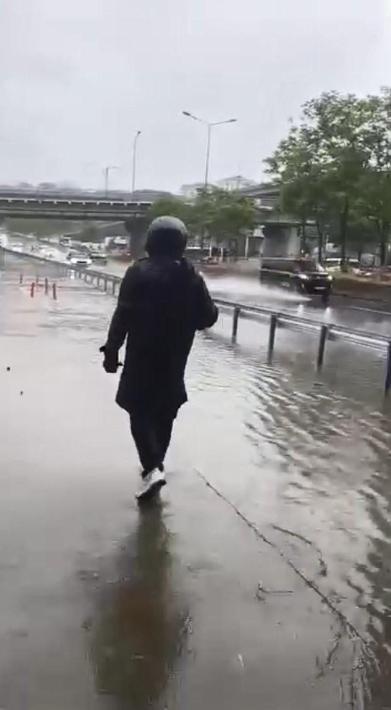 Kadıköy’de yağmur etkili oluyor; yollar göle döndü