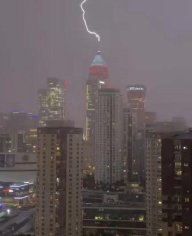 İstanbulda akşam saatlerinde şimşek ve gök gürültüsü etkili oldu