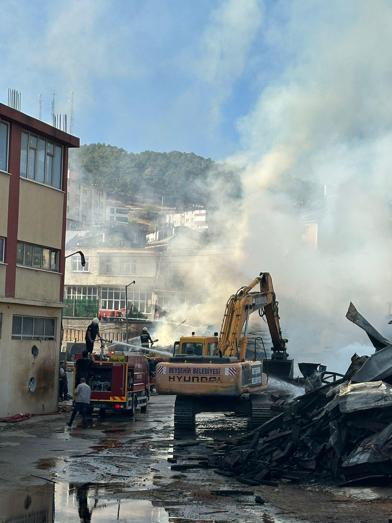 Silah fabrikasının deposunda çıkan yangın söndürüldü