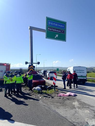 Otomobil, yön tabelasının direğine çarptı; evli çift öldü, çocukları ağır yaralı