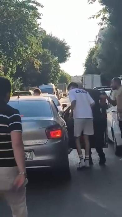 Küçükçekmece’de araç içindeki tartışmada kadının yardımına çevredekiler koştu