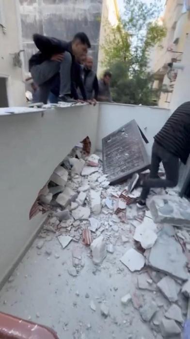 Avcılarda yıkım sırasında kopan beton blok yan binadaki dairenin cam kapısını kırdı