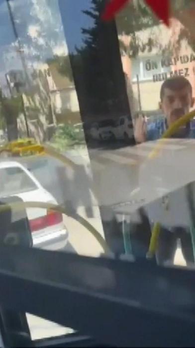 Üsküdarda İETT otobüsü şoförüne saldırı girişimi kamerada