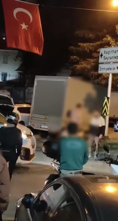 Kağıthane’de çıplak halde markete girip müşterilere saldırdı; polis otomobilin altında yakaladı
