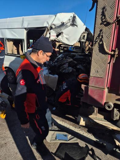 Kayseride öğrenci servisi, TIRa arkadan çarptı: 1 ölü, 7 yaralı