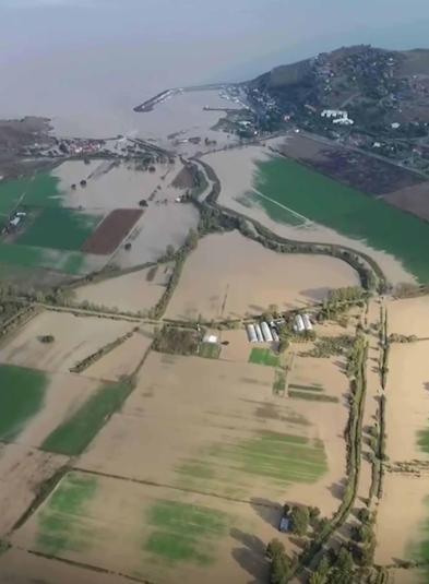 Gökçeadada sağanak su baskınlarına yol açtı; heyelan nedeniyle yol kapandı