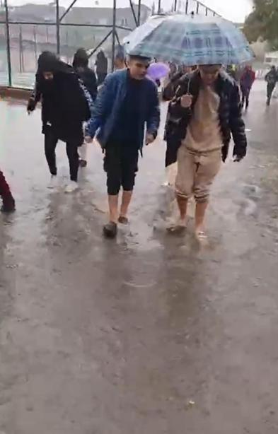 Adana’da sağanak nedeniyle yollar göle döndü