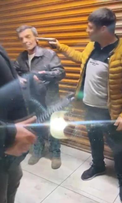 İki arkadaşı ile şakalaşırken kazara kendisini boynundan vurdu; o anlar kamerada