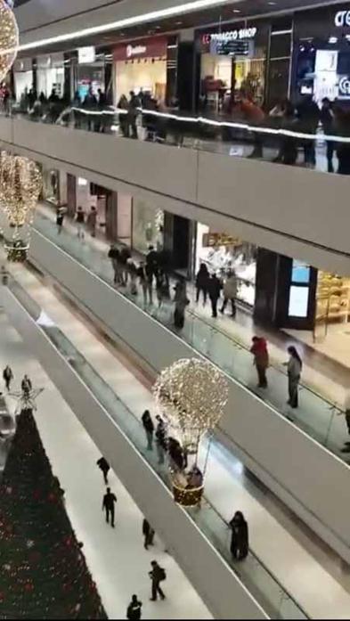 Şişli’de AVM’de 2nci kattan düşen Sezer hayatını kaybetti