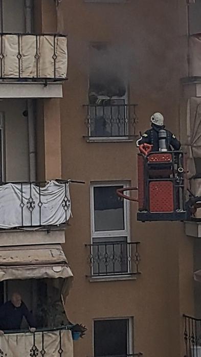 İtfaiye eri kendi hava maskesini, yangında mahsur kalan kişiye vererek kurtardı