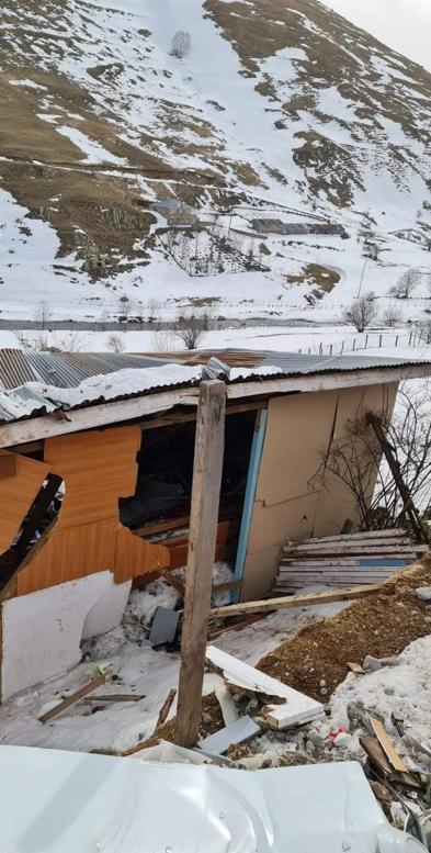 Orduda evin üzerine düşen kar kütlesi hasara neden oldu