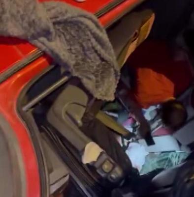 Tuzla TEM Otoyolunda TIR devrildi; trafik yoğunluğu oluştu