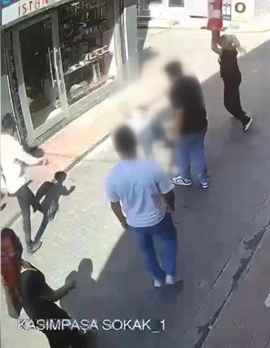 Kasımpaşa’da kız çocuğuna taciz iddiası; 60 yaşındaki şüpheli 3 yerinden bıçaklandı